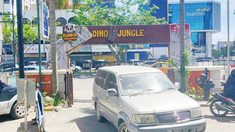 Mal Pekanbaru menghadirkan wahana Dino JungleÂ di lantai 3 yang dibuka hingga 16 Juli 2023 mendatang.Â 