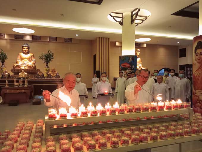 Maha Pandita Wiweka Dharma (kiri) bersama pandita lainnya di Pusdiklat Bumi Suci Maitreya melakukan penyalaan lilin berkah dari disumbangkan oleh umat Buddha untuk keluarganya yang sudah meninggal dunia, Jumat (7/4/2023).