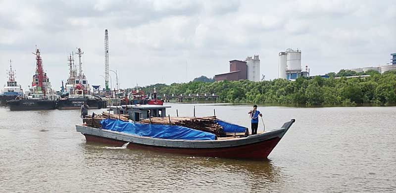 Petugas KPPBC Dumai menggiring KM Ilham Jaya dan KM Berkat ke Pelabuhan Dumai untuk proses penyelidikan, baru-baru ini.