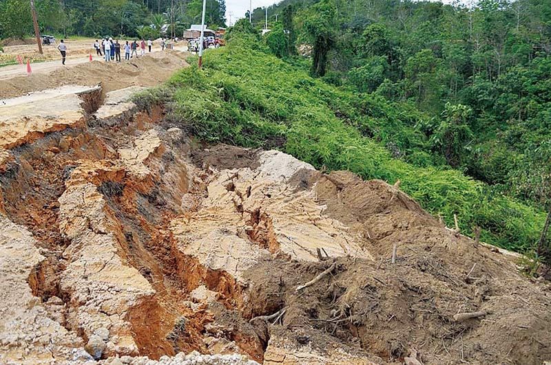 Titik amblas di Km 92 Jalan Lintas Riau-Sumatera Barat yang berada di tepi tebing membuat perbaikan kerusakan memerlukan waktu, Kamis (29/10/2020). Selama proses perbaikan, arus lalu lintas diberlakukan sistem buka tutup.(Diskominfo Riau for Riaupos.co)