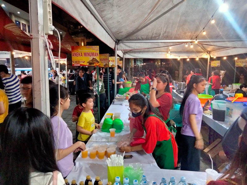 Masyarakat antusias menikmati menu makanan vegetarian yang ditawarkan di Bazar Vegetarian yang diadakan PBSM di Jalan Riau ujung, Ahad (1/10/2023) malam.