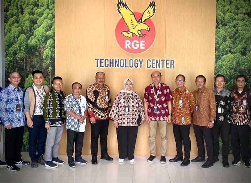 Direktur Pelayanan BPJS Ketenagakerjaan Roswita Nilakurnia didampingi Deputi Direktur BPJS Ketenagakerjaan Sumbarriau Eko Yuyulianda foto bersama Direktur Social Capital PT RAPP, Mulia Nauli dan jajaran saat kunjungan ke RAPP, Jumat (14/4/2023).