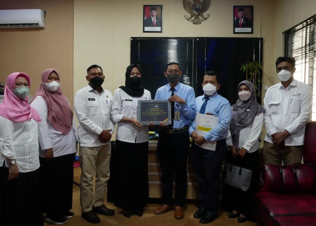 Plt Kadisdik Rosita didampingi Asisten I Setdakab Meranti Irmansyah, menerima penghargaan dari Kepala Seksi Pengawasan III KPP Pratama Bengkalis Bramantyo Pancaring Tyastomo didampingi Kepala KP2KP Selatpanjang Henry Rotuahman Manik, Rabu (16/3/2022).