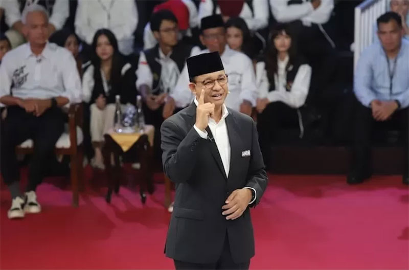 Capres nomor urut 1 Anies Baswedan dipotong ucapannya oleh Prabowo Subianto saat debat capres perdana di KPU RI, Selasa (12/12/2023).
