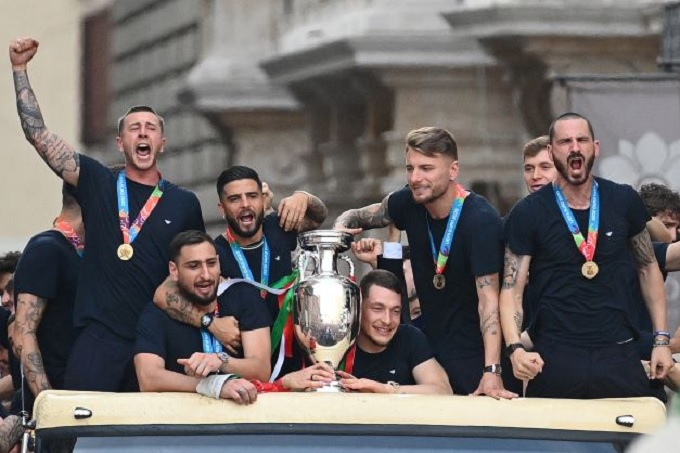 Para pemain Italia merayakan kesuksesan merengkuh juara Euro 2020 dalam parade di Kota Roma (12/7/2021). Italia tergabung dengan Inggris dalam kualifikasi Euro 2024.