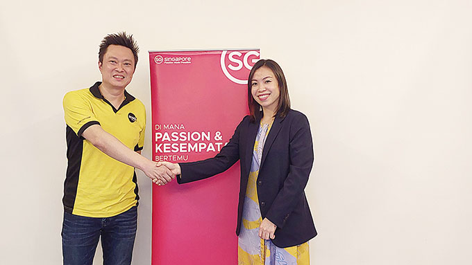 General Manager Scoot Indonesia Johanes Ong (kiri) bersama Area Director Indonesia (Surabaya) Singapore Tourism Board untuk Indonesia, Lim Si Ting bersalaman di acara media gathering di Novotel Pekanbaru, dalam rangka memperkuat kerja sama mendoÂ­rong par