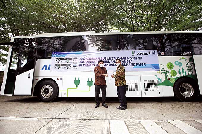 Serah terima bus listrik MD 12E NF secara simbolis oleh Founder PT MAB Jenderal (Purn) Moeldoko kepada Direktur Utama PT Riau Andalan Pulp and Paper (unit operasi Grup APRIL) Sihol Aritonang di kantor PT MAB, Selasa (31/8/2021).