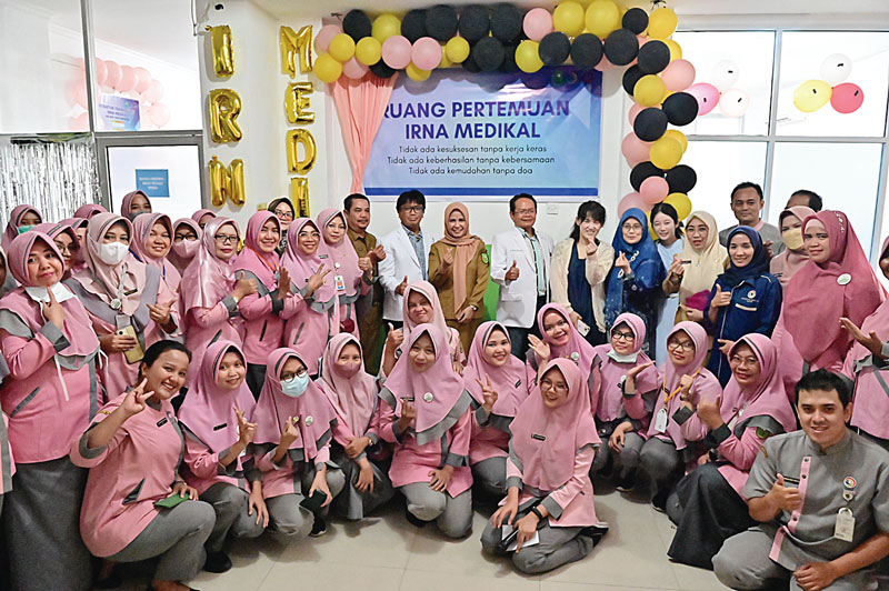Direktur RSUD Arifin Achmad drg Wan Fajriatul foto bersama dengan para tenaga kesehatan usai peresmian ruang pertemuan Irna Medikal, Selasa (5/9/2023).