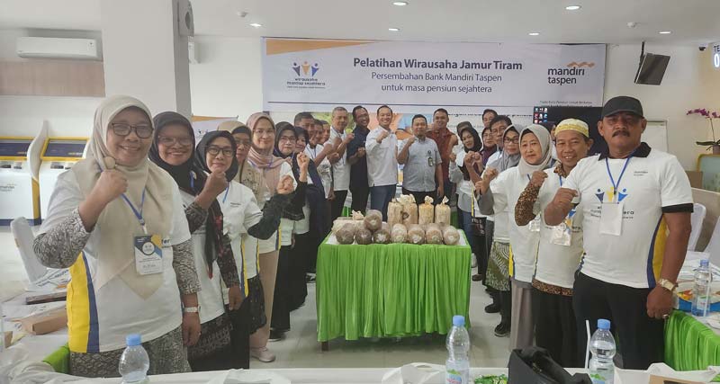 Para pensiunan ASN, TNI, dan Polri foto bersama dengan pimpinan Bank Mandiri Taspen usai pelatihan usaha jamur tiram di Kantor Bank Mandiri Taspen, Kamis (30/11/2023).