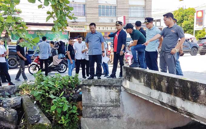 Pj Wako Pekanbaru Muflihun memberikan arahan ke jajaran saat meninjau kondisi Jalan Suka Karya, Kecamatan Tuah Madani, Sabtu (20/5/2023).
