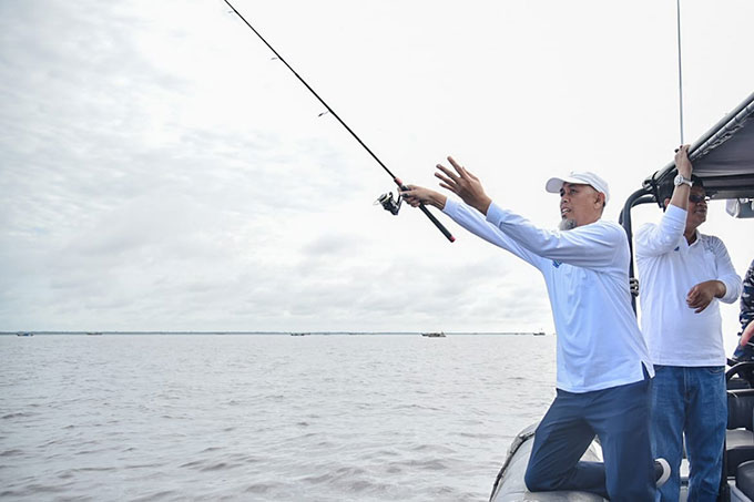 Wali Kota Dumai beserta forkopimda menjajal sensasi memancing di laut Dumai menggunakan kapal, Ahad (30/10/2022).