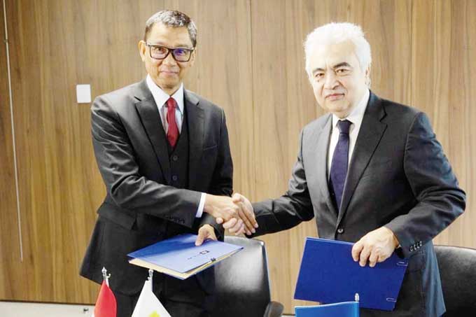 Direktur Utama PLN Darmawan Prasodjo  bersalaman dengan Executive Director of IEA Fatih Birol usai menandatangani nota kesepahaman, baru-baru ini.