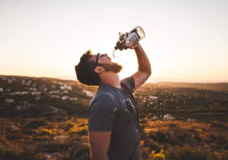 Ilustrasi meminum air.