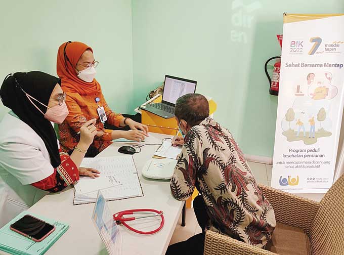 Nasabah Mandiri Taspen Cabang Pekanbaru saat mendapatkan pelayanan kesehatan gratis, Jumat (2/12/2022).