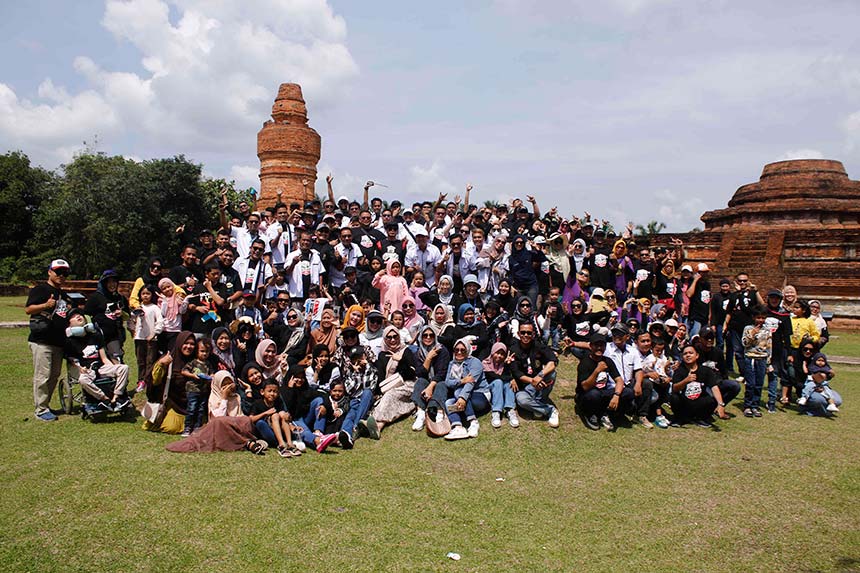 Direktur Utama Riau Pos Ahmad Dardiri didampingi Direktur Asmawi Ibrahim bersama jajaran manajemen melepas peserta Riau Pos Fun Touring 2023 di depan Graha Pena Riau, Pekanbaru, Sabtu (29/7/2023).