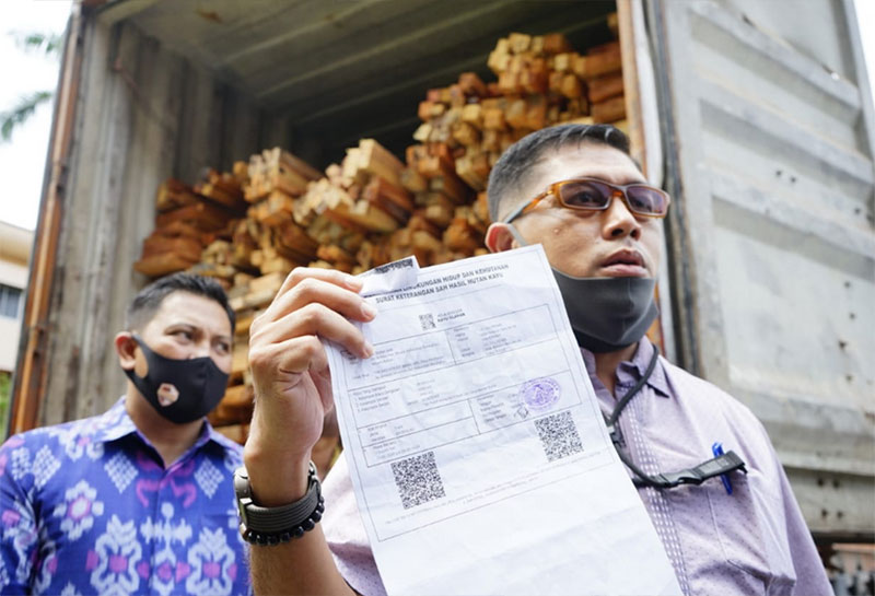 Polda Riau amankan truk kontainer yang memuat kayu olahan ilegal loging dari kawasan Rimbang baling ketika ekspos di Pekanbaru, Jumat (22/5/20).(MHD AKHWAN/RIAUPOS.CO)