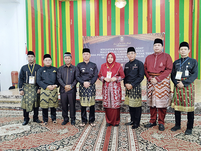 Wakil Ketua DPRD Rohil Basiran Nur Efendi SE MIP (tiga kiri) dan Anggota DPRD Amansyah (dua kanan) Bupati Rohil Afrizal Sintong SIP MSi dan sejumlah pengurus MKA dan DPH LAMR Rohil saat kegiatan pembekalan adat bagi calon datuk penghulu di Bagansiapiapi,