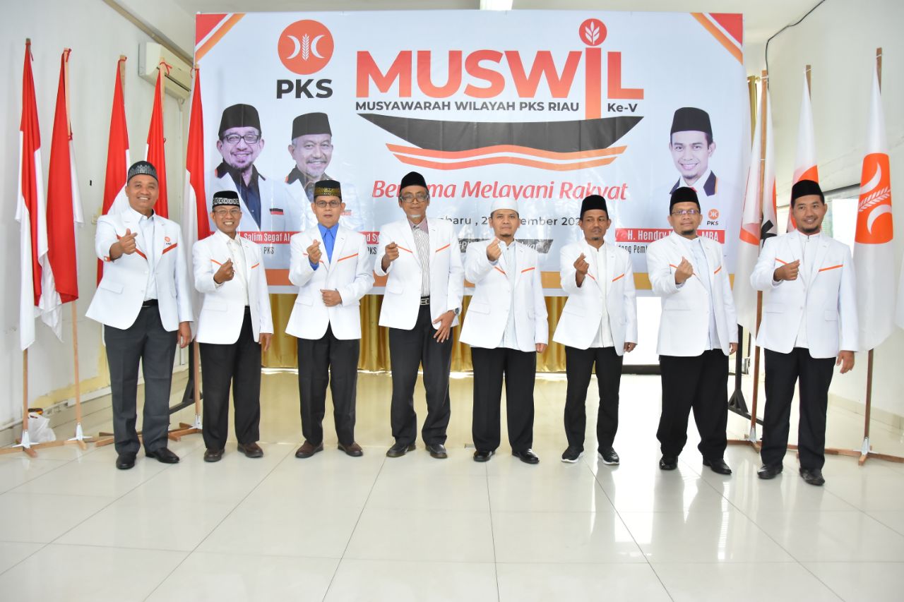 Pengurus DPW PKS Riau periode 2020-2025 berfoto bersama usai dilantik secara virtual, Ahad (27/12/2020).(PKS RIAU FOR RIAUPOS.CO)