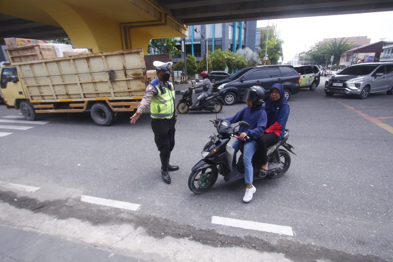 Petugas kepolisian melakukan penilangan kendaraan bermotor yang tidak melengkapi kelengkapan berkendara di Jalan Sudirman Pekanbaru, Kamis (7/9/2023).