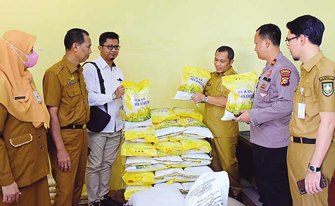 Wabup Bengkalis H Bagus Santoso bersama Wakapolres Kompol Anindita Rizal dan Asisten Perekonomian dan Pembangunan Setdakab Bengkalis Toharudin melakukan pemantauan stok pangan  di Gudang Bulog Bengkalis, Senin (6/3/2023).