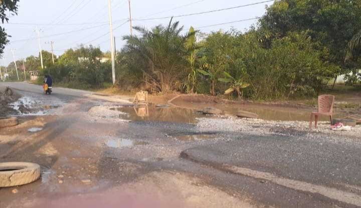 Ruas jalan Peranap-Simpang Ipa panjang 39,71 Km mengalami rusak berat di sejumlah titik. Hal ini sudah lama dikeluhkan warga daerah itu, Senin (25/1/2021). Kasmedi/Riau Pos