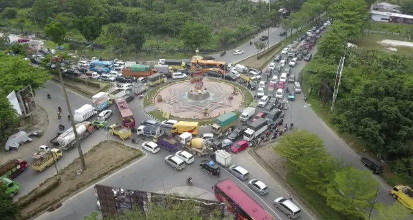 Lalulintas di Bundaran Tugu Songket Pekanbaru mengalami kemacetan akibat padatnya arus kendaraan, Senin (20/3/2023).