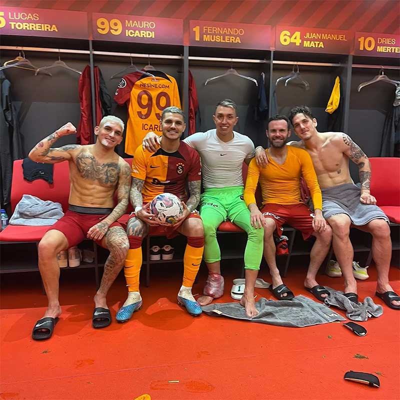 Juan Mata (dua dari kanan) bersama rekan setimnya di Galatasaray musim ini. Mata membantu Galatasaray memenangi Super Lig Turki.Â 