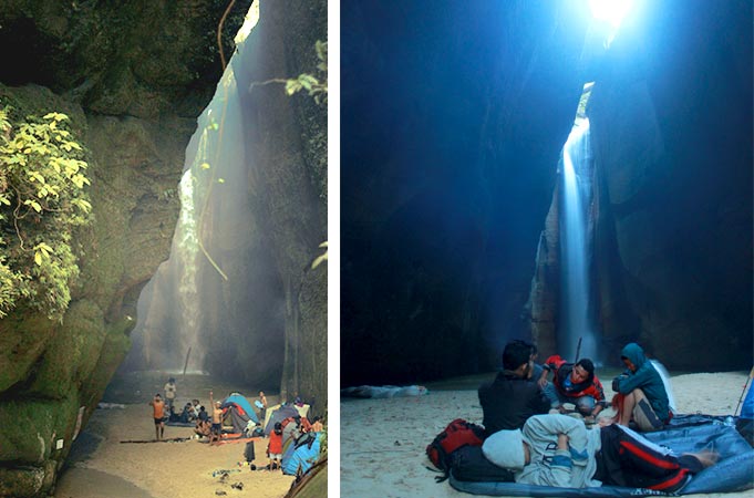 Pengunjung menikmati suasana di lokasi air terjun (kiri).Santai bebas di depan air terjun (kanan).