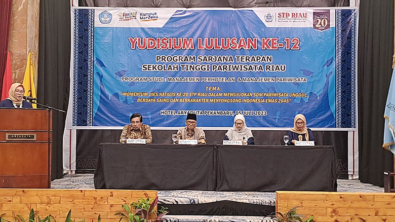Ketua Pembina Yayasan Pendidikan Wisata Engku Puteri Hamidah (YPWEPH) Pekanbaru  Prof Drs H Suwardi MS (dua kiri),  Ketua Sekolah Tinggi Pariwisata  (STP) Riau Dr Ir Eni Sumiarsih MSc (dua kanan) beserta pimpinan Sekolah Tinggi Pariwisata (STP) Riau saat
