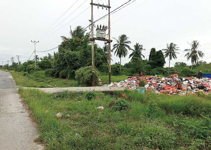 Sampah di TPS yang  meluber ke Badan Jalan Desa Gogok, Kecamatan Tebingtinggi Barat Kepulauan Meranti, Rabu (1/2/2023).