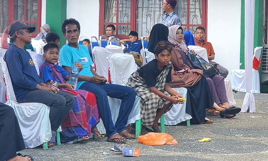 Sejumlah anak peserta khitan massal didampingi para orang tua menunggu antrean di luar Gedung Setdakab Kepulauan Meranti, Selasa (20/6/2023)