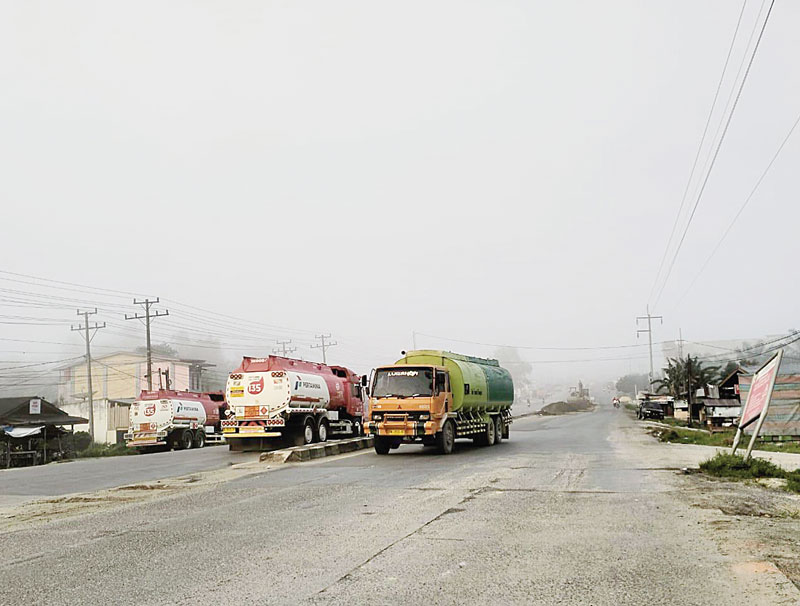 Kota Dumai mulai diselimuti kabut asap tipis, Ahad (8/10/2023). Kondisi ini sangat dirasakan terutama pada pagi serta sore hari.