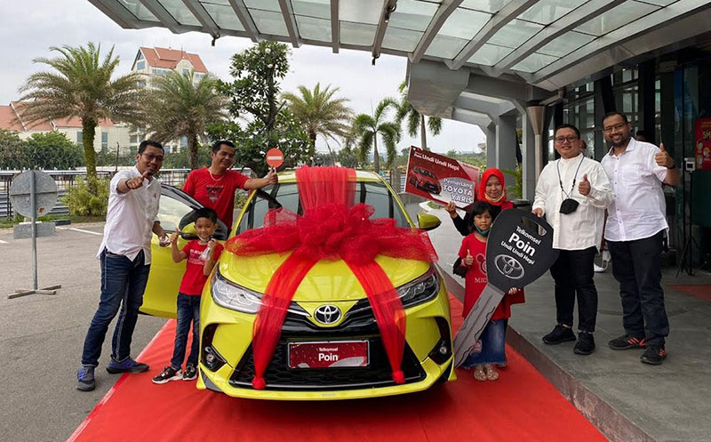 Manajemen Telkomsel diwakili VP Consumer Sales Area Sumatera Mulya Budiman dan GM Consumer Sales Region Sumbagteng Gamada menyerahkan hadiah program Undi Undi Hepi berupa 1 unit mobil Toyota Yaris kepada Franki Munandar, pelanggan yang beruntung di Kota B