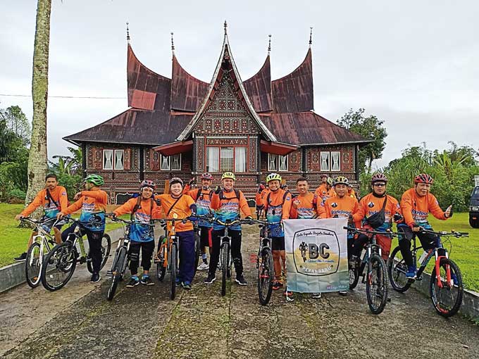 Indofood Bike Community foto bersama saat gowes, beberapa waktu lalu.