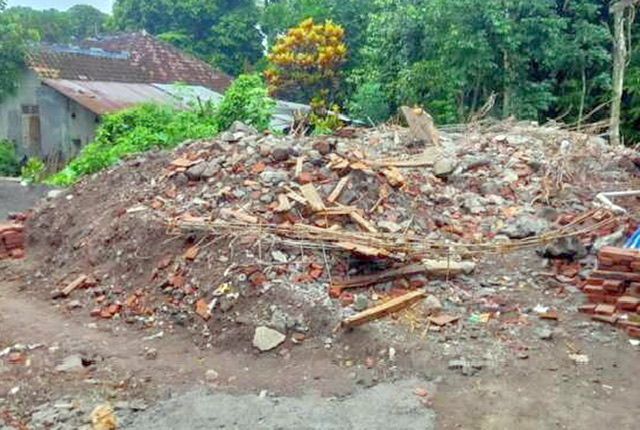 Reruntuhan rumah yang baru saja dibangun oleh D, dirobohkan warga Batang di Desa Gulon, Kecamatan Salam, Kabupaten Magelang karena ketahuan istrinya selingkuh.