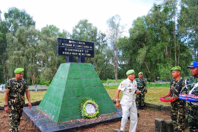 Pemuda Panca Marga bersama Veteran saat menggelar prosesi upaara penghormatan dan tabur bunga di kawasan Monumen Perang Dunia ke II di Duri Kabupaten Bengkalis pada HUT PPM 22 Februari 2020 lalu.(DOK.PANJISYUHADA/RIAUPOS.CO)