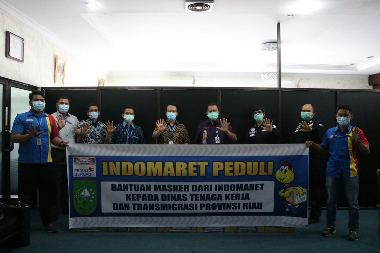 Penyerahterimaan bantuan masker secara simbolis dari Branch manager Indomaret Jefri Hirokito kepada Disnakertrans Provinsi Riau, Kamis (22/10/2020).(INDOMARET FOR RIAUPOS.CO)