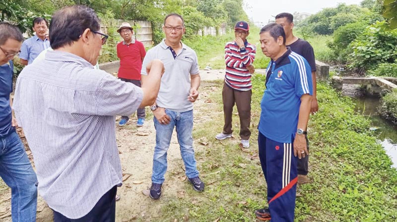 Tak Berfungsi : Salah satu drainase yang berada di RW 05 Kelurahan Bandar Raya, Payung Sekaki tidak berfungsi maksimal mengaliri air saat hujan turun. Anggota DPRD Kota Pekanbaru Robin Eduar bersama warga meninjau langsung ke lokasi, pekan lalu. (DPRD PEK