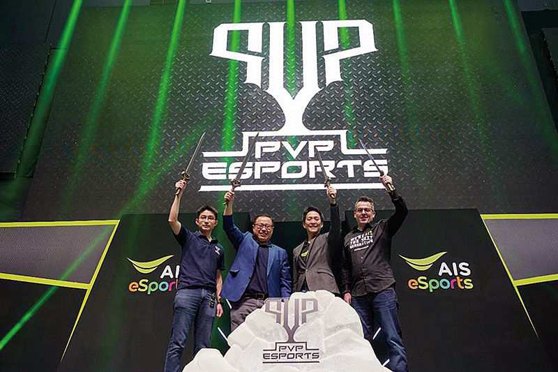 CEO Singtel International Group Arthur Lang dan Director Strategic Partnerships Singtel International Group Edwin Koh saat peluncuran Liga Komunitas Esports PVP 2020 Singtel di Bangkok, Thailand, baru-baru ini.(TELKOMSEL FOR RIAU POS)