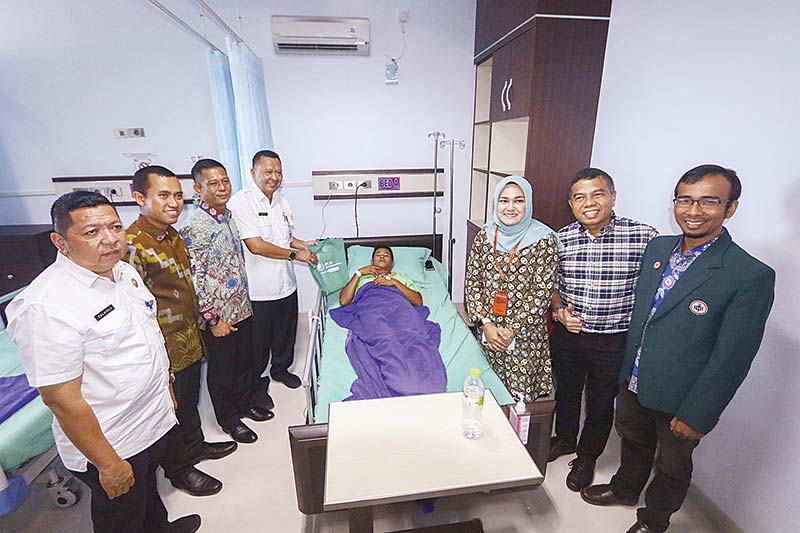 Plt Kadis Ketenagakerjaan dan Transmigrasi Riau Jonli (empat kiri) didampingi pemilik RS Syafira Dr Khairul Nasir (dua kanan), Direktur RS Syafira dr Rina Elfiani (tiga kanan), dan   Asdep Pelayanan BP Jamsostek Sudarwoto (dua kiri) meninjau ruang perawat