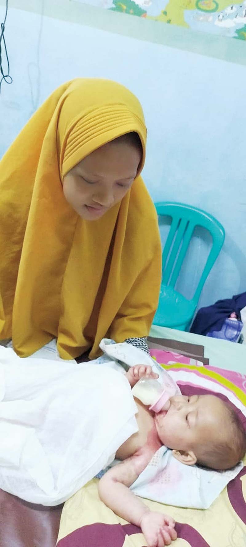 gizi buruk: Anggun Lestari menemani Kaila, penderita gizi buruk dan penyakit dermatitis yang menjalani perawatan medis di RSUD Selasih Pangkalan Kerinci, Kamis (9/1/2020) sore kemarin. (m amin/riau pos)