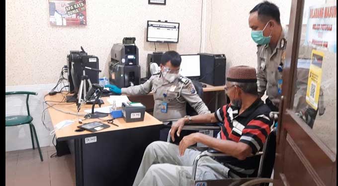 Penyandang disabilitas saat mengurus SIM di Satpas 0922 Polres Bengkalis, Selasa (4/1/2022).