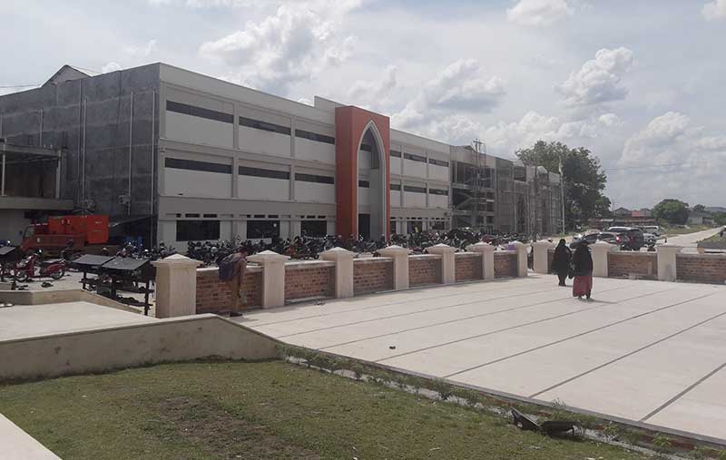 MEGAH: Bangunan Masjid Jamik Abu Darda yang terdapat di Panam, Kota Pekanbaru ini terlihat megah. Masjid dapat menampung jamaah hingga 3.000 orang. Foto diambil Jumat (10/5/2019). (JOKO SUSILO/RIAU POS)
