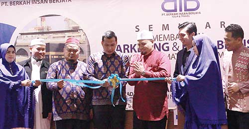 PERESMIAN: Komisaris Utama BIB Travel H Abdullah (tiga kiri), Direktur BIB Travel Afriadi (empat kiri), Muthawwif Pusat Ustad Edi Azhar (dua kiri), dan Ustad Nazir (tengah) serta Trainer SSQ 165 Suprianto (tiga kanan) memotong pita tanda peresmian kantor