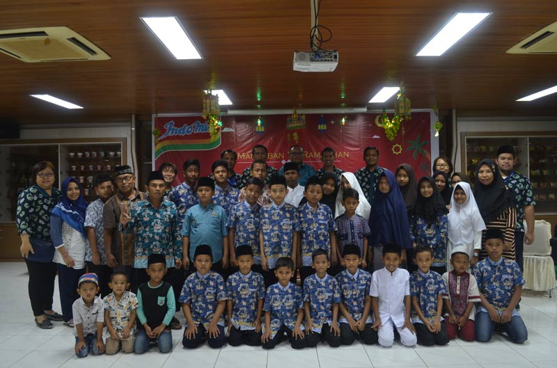 Jajaran manajemenÂ PT Indofood CBP Sukses Makmur Tbk Cabang Pekanbaru  foto bersama anak yatim usai buka puasa bersama, Kamis (23/5/2019). (PRAPTI DWI LESTARI/ RIAU POS)