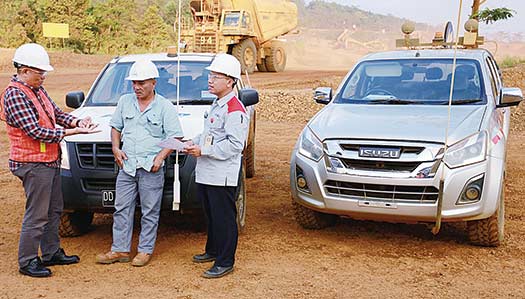 PT Astra International-Isuzu for riau pos ISUZU D-MAX: Kepala Wilayah Kalimantan dan Sulawesi PT Astra International-Isuzu Irwan Nawir (kiri) bersama Supervisor Astra Isuzu Sorowako Imrad (kanan) memberikan penjelasan mengenai Isuzu Diagnostic Service Sy