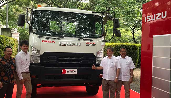 PELUNCURAN: Jajaran manajemen PT Isuzu Astra Motor Indonesia (IAMI) foto bersama saat peluncuran New Isuzu GIGA Tarctor Head di Jakarta, Kamis (24/1/2019).