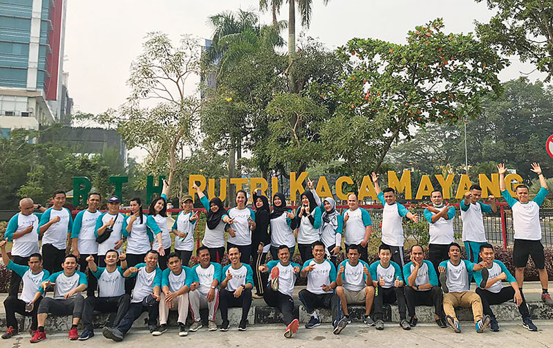 MINUM TEH: Tamu Grand Jatra Hotel Pekanbaru tengah menikmati promo High Tea yang ditawarkan oleh Grand Jatra Hotel Pekanbaru selama September 2019, Rabu (4/9/2019).(Grand Jatra Hotel FOR RIAU POS)