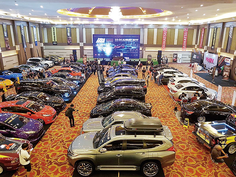 Mobil peserta kontes berjejer dalam gelaran MBtech Awards 2019 seri Medan yang digelar di Medan International Convention Center, baru-baru ini. (MBtech FOR RIAU POS)