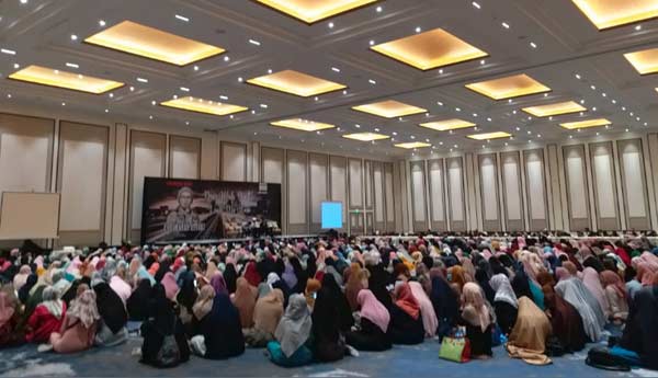 GRAND BALLROOM: Tamu terlihat nyaman dan menikmati suasana grand ballroom Novotel Pekanbaru yang baru saja diresmikan, Sabtu (17/11/2018). (CR2/MIRSHAL/RIAU POS)